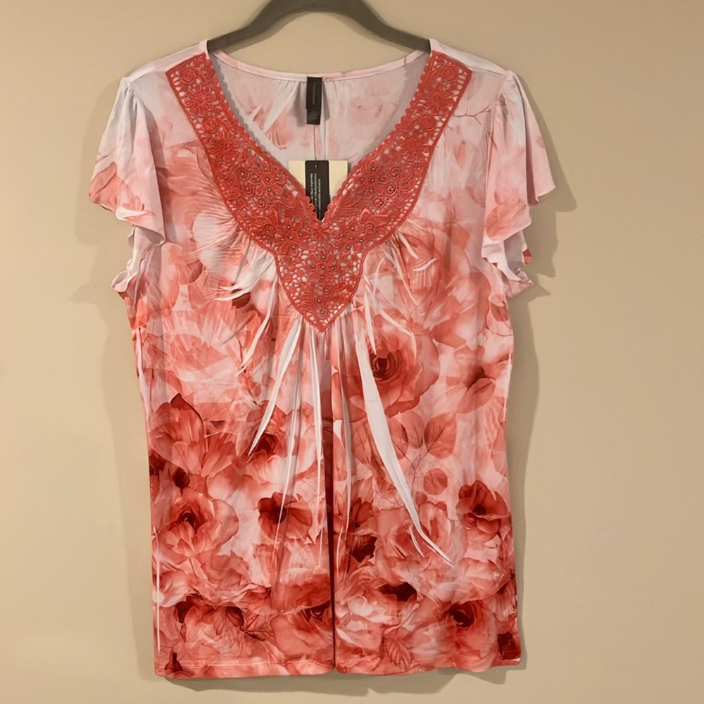 NWT Denver Hayes Coral and White Floral Top